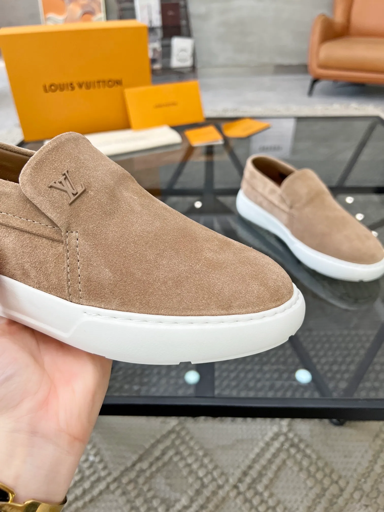 Factory price: 520💰 LV🔍Top purchasing agent🇮🇹 Road The most popular sneakers are available at the same time in the super popular sports shoe counters. The uppers are made of Italian original imported cowhide fabric. The classic and generous layout is a must-have for fashionistas. The complex craftsmanship is perfectly reproduced. The imported soft water-dyed cowhide lining is padded. The soles are: original soles specially provided by the factory. The exclusive foamed molded soles are super comfortable. The original factory follows the order. 🔍🔍High quality. You can go in and out of the counter at will. Welcome to compare. Size 39-45 (38 can be ordered)